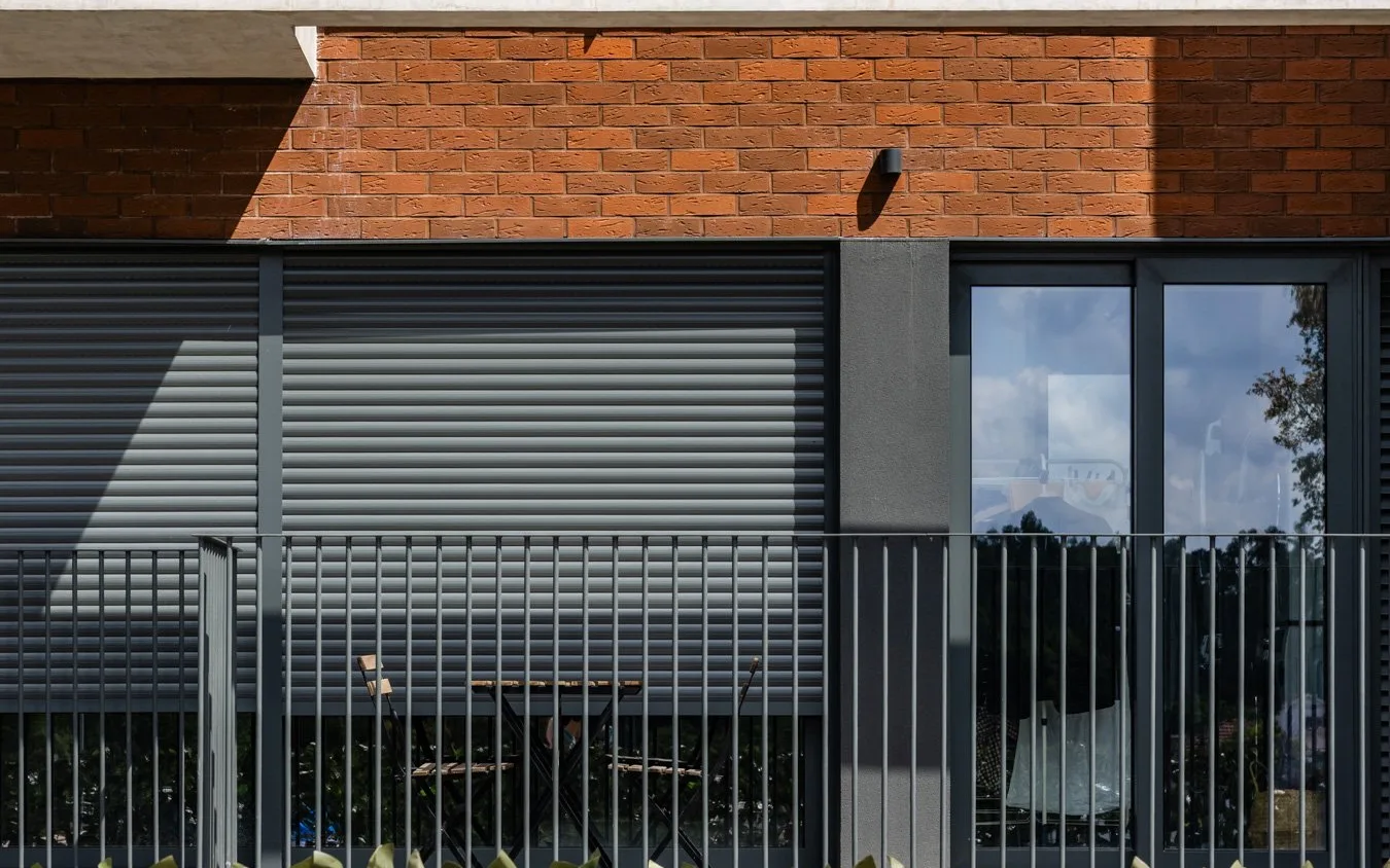 Edifício de habitação com fachada em tijolo vermelho