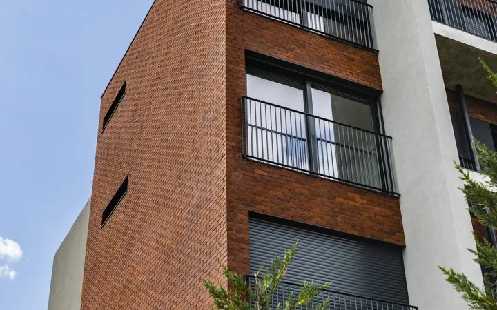 Edifício de habitação com fachada em tijolo vermelho