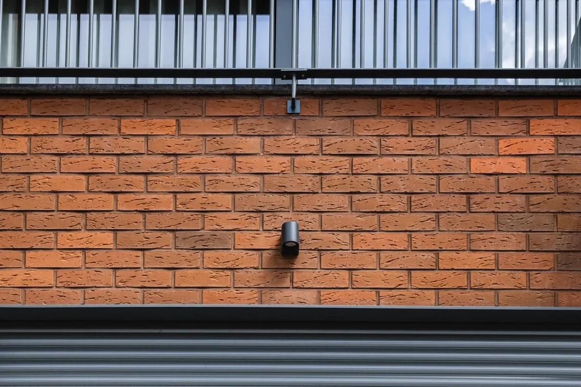 Edifício de habitação com fachada em tijolo vermelho