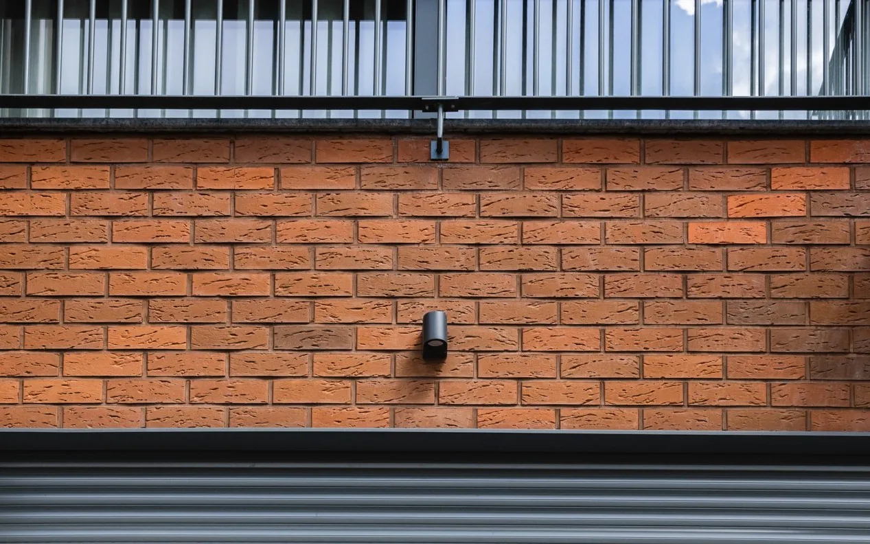 Edifício de habitação com fachada em tijolo vermelho