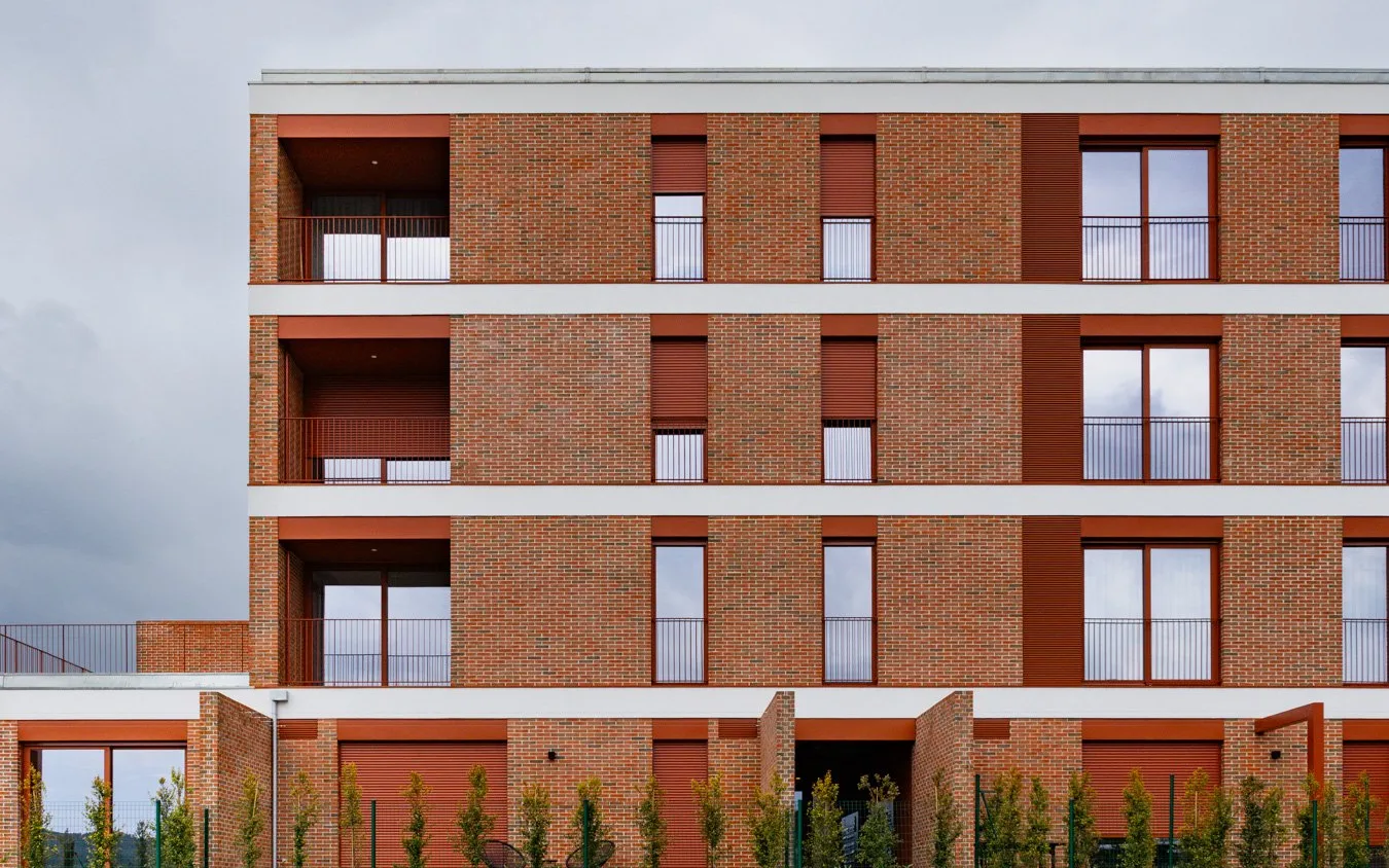Edifício de habitação com fachada em tijolo vermelho