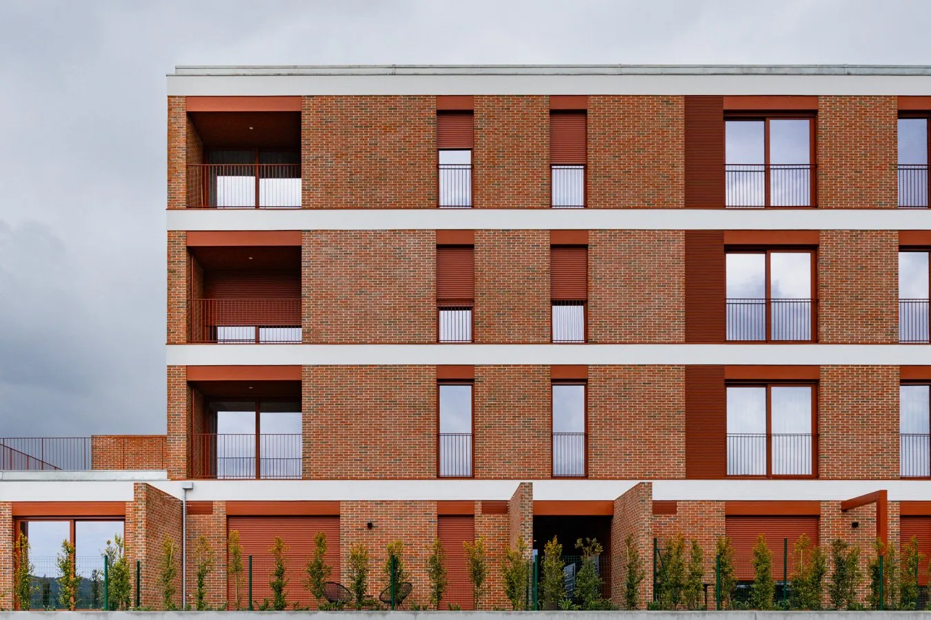 Edifício de habitação com fachada em tijolo vermelho