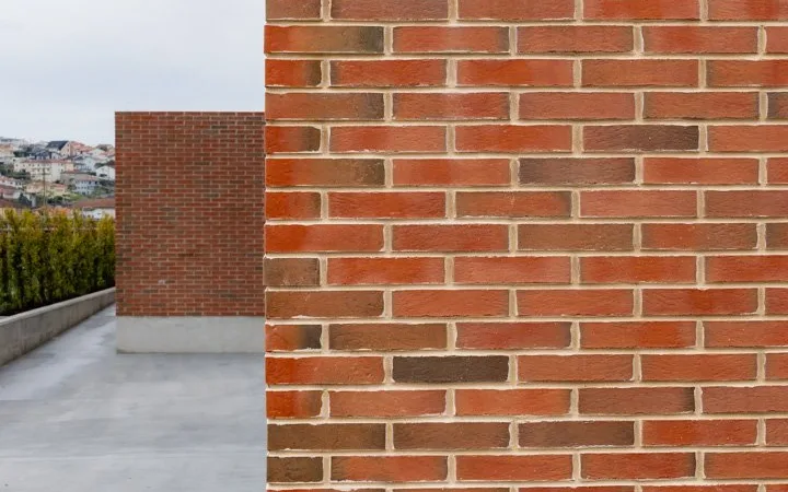 Edifício de habitação com fachada em tijolo vermelho