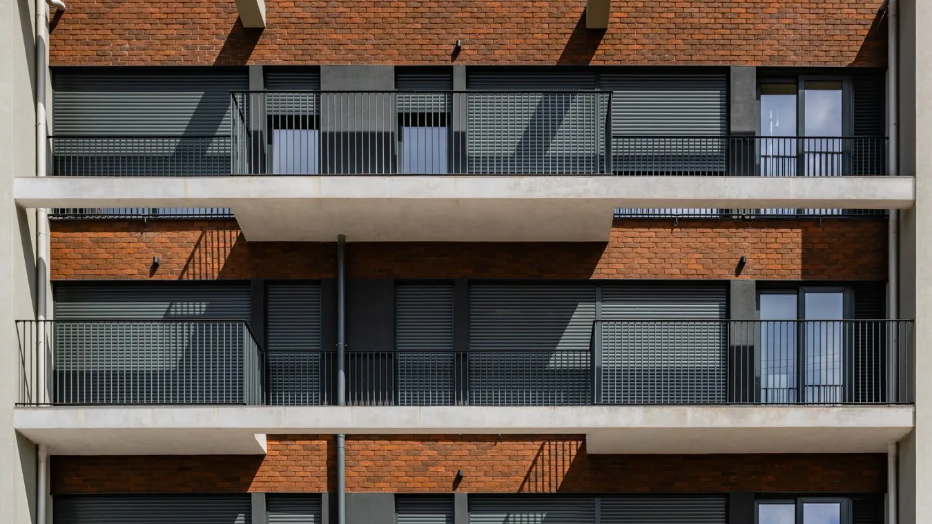 Edifício de habitação com fachada em tijolo vermelho