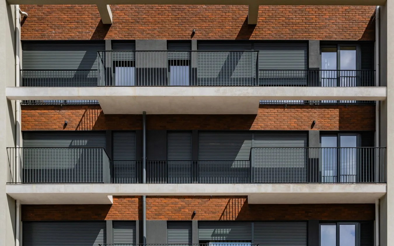 Edifício de habitação com fachada em tijolo vermelho