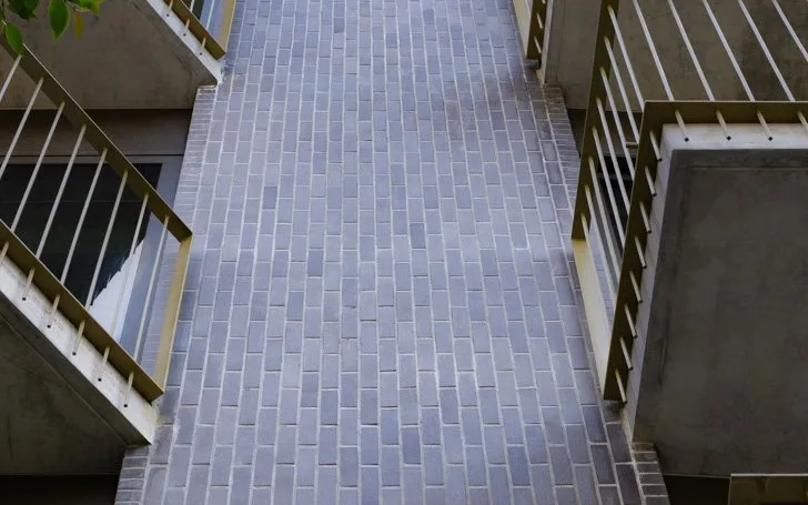 Fachada revestida com plaqueta cerâmica vidrada cinzenta